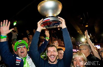 Οι παίκτες της Σλοβενίας ήπιαν μπίρες με τους οπαδούς τους και σήκωσαν… κούπα (pics)