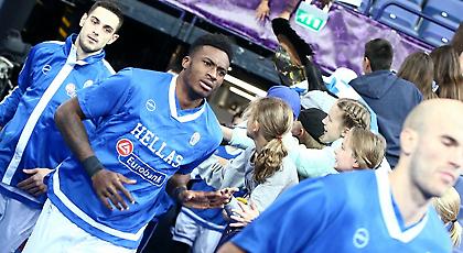 Ο Εθνικός Ύμνος και η… κραυγή του Θανάση (video)