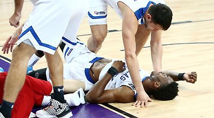 Η άσχημη πτώση του Αντετοκούνμπο στο παρκέ (pics/video)