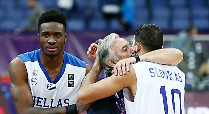 Την είπε στους δημοσιογράφους ο Θανάσης: «Είστε οι καλύτεροι» (video)