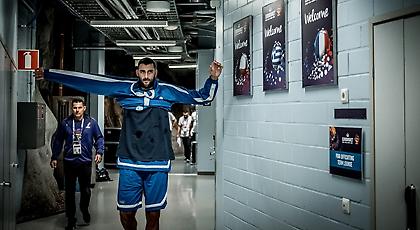 Αρχηγέ, μην τα βάζεις με τον εαυτό σου. Βάλ ’τα με τον… Βαλαντσιούνας