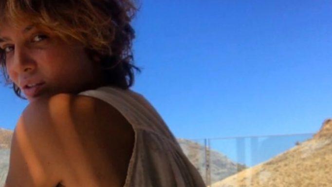 H Δήμητρα Ματσούκα κάνει yoga με μικροσκοπικό μπικίνι στην παραλία!