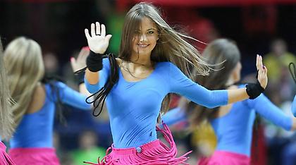 Η γυναίκα του Κουζμίνσκας «χορεύει» το… Ευρωμπάσκετ (pics)