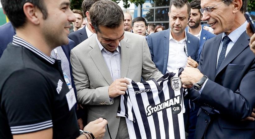 Δώρισαν φανέλα του ΠΑΟΚ στον Αλέξη Τσίπρα (pics/video)