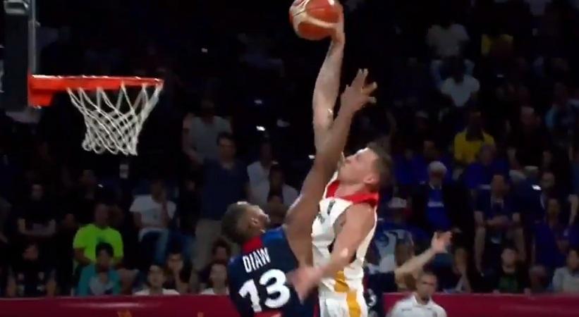 Το απίθανο κάρφωμα που έκανε και… έφαγε ο Τάις (video)