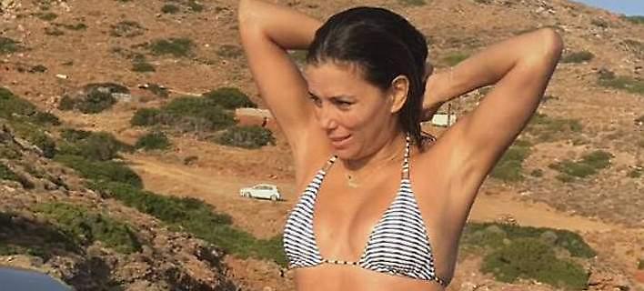 Η Εύα Λονγκόρια με μπικίνι σε γιοτ στο Αιγαίο (pics-video)