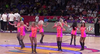 Οι «καυτές» Red Foxes τρελαίνουν κόσμο στο Ευρωμπάσκετ (video)