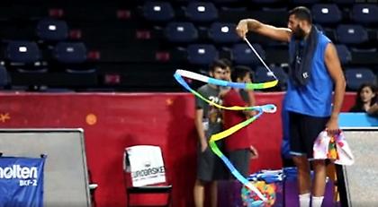 Ο Μπουρούσης, η γάτα και οι μαζορέτες (video)