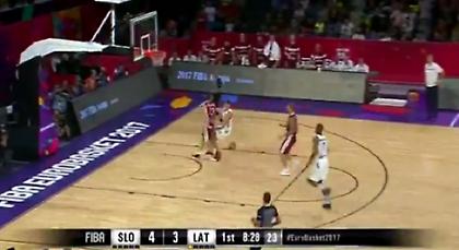 Το κλέψιμο του Στρέλνιεκς και η ασίστ πίσω από την πλάτη (video)