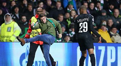 Μπούκαρε στο γήπεδο, πήγε να την… πέσει στον Εμπαπέ και έφαγε «καμπάνα»