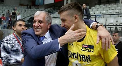 Το… πατρικό φιλί του Ομπράντοβιτς στον Μπογκντάνοβιτς (video)