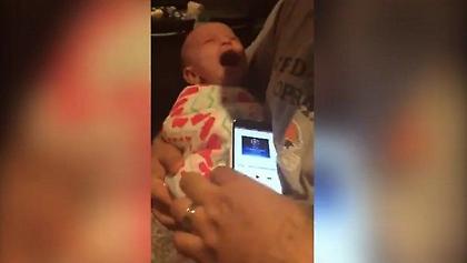 Μωρό ηρεμεί όταν ακούει τον ύμνο του Champions League! (video)