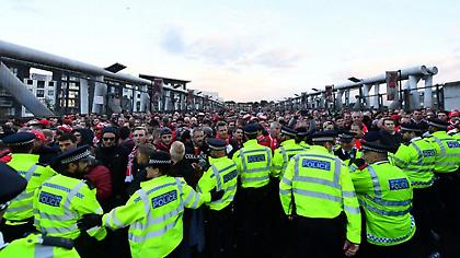 Επεισόδια και 5 συλλήψεις στο Emirates (vids)