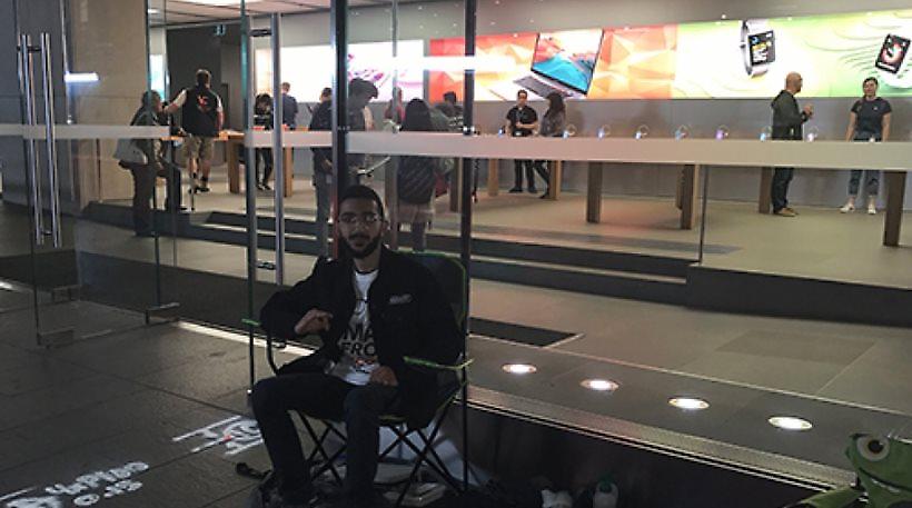Κατασκήνωσε έξω από κατάστημα της Apple... δέκα μέρες πριν έρθει το νέο iPhone