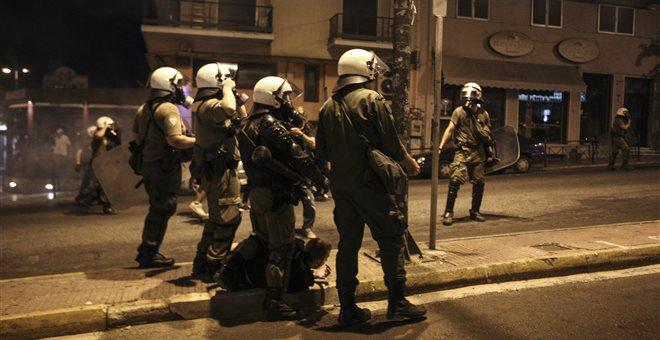 Επίθεση με μολότοφ σε διμοιρίες ΜΑΤ στα Εξάρχεια