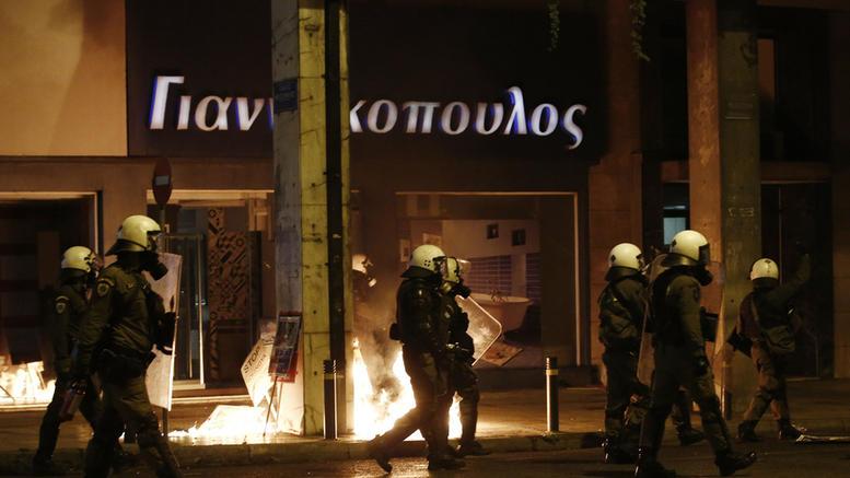 Πέντε συλλήψεις για τα επεισόδια στα γραφεία της Χρυσής Αυγής