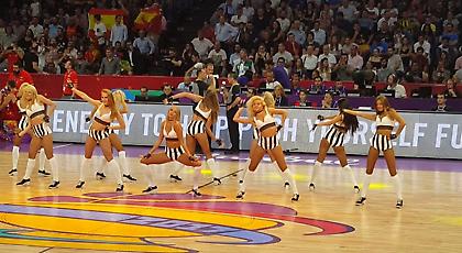 Τα είδαμε όλα... ασπρόμαυρα με τις σέξι Red Foxes (video)