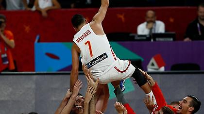 Πέταξαν στον αέρα τον Ναβάρο οι συμπαίκτες του (video)