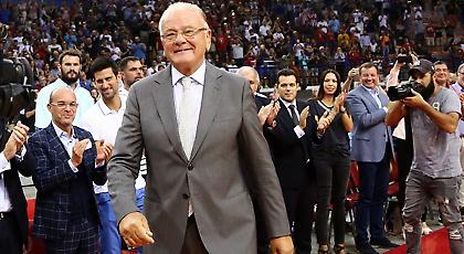 Τίμησε και συγκίνησε τον θρύλο του ο Ολυμπιακός