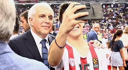 Βγήκε φωτογραφίες με φίλους του Ολυμπιακού ο Ομπράντοβιτς! (pics)