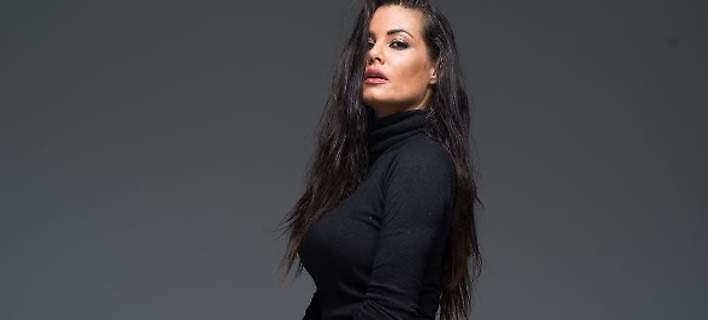 Η Μαρία Κορινθίου ποστάρει τα γυμνά, αλά Καρντάσιαν οπίσθία της, χωρίς ίχνος ρετούς