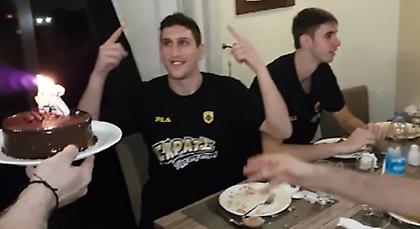 Τούρτα-έκπληξη της ΑΕΚ στον Λαρεντζάκη (video)