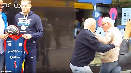 Τσαμπουκάς παππούδων στην παρουσίαση του Μπλάζιτς (video)