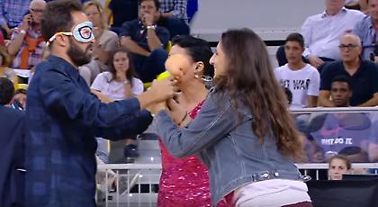 Φίλαθλος έμαθε πως θα γίνει πατέρας στο Supercopa (video)