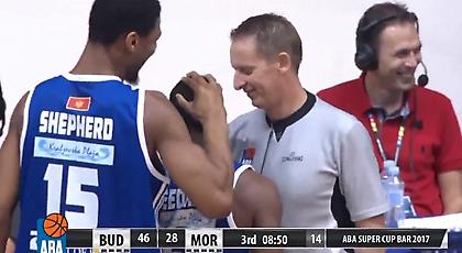 Διαιτητής παρηγόρησε παίκτη για χαμένο λέι απ (video)