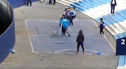 ΑΠΙΘΑΝΟ βίντεο: Πιτσιρικάς με ένα πόδι πετυχαίνει απίστευτο γκολ (video)