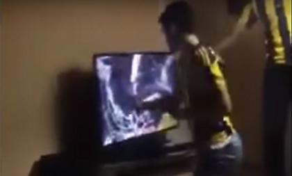 Οπαδός τη Φενέρ έκανε κομμάτια την τηλεόραση στο ντέρμπι με την Μπεσίκτας (video)