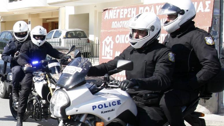 Καταδρομική επίθεση μεγάλης ομάδας κουκουλοφόρων στο ΑΤ Εξαρχείων