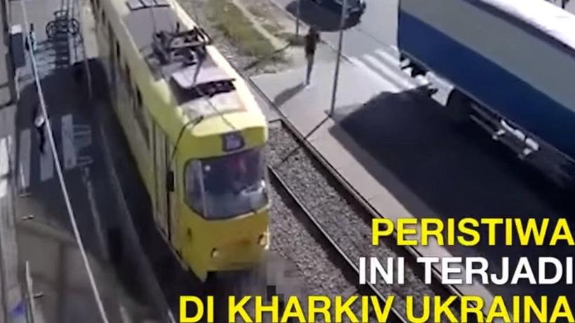 Γυναίκα κοιτούσε το κινητό της & παρασύρθηκε από τραμ-Συγκλονιστικό βίντεο