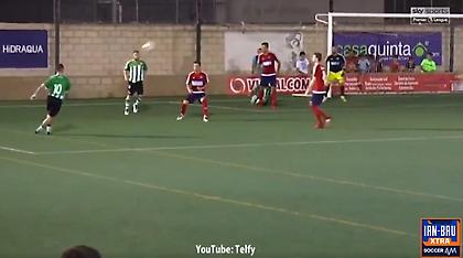 Απίθανο γκολ με ραμπόνα που «κρέμασε» τον τερματοφύλακα (video)