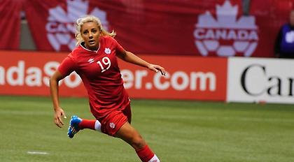 Η Αντριάνα Λεόν «μαγεύει» με τα πόδια της την μπάλα (video)