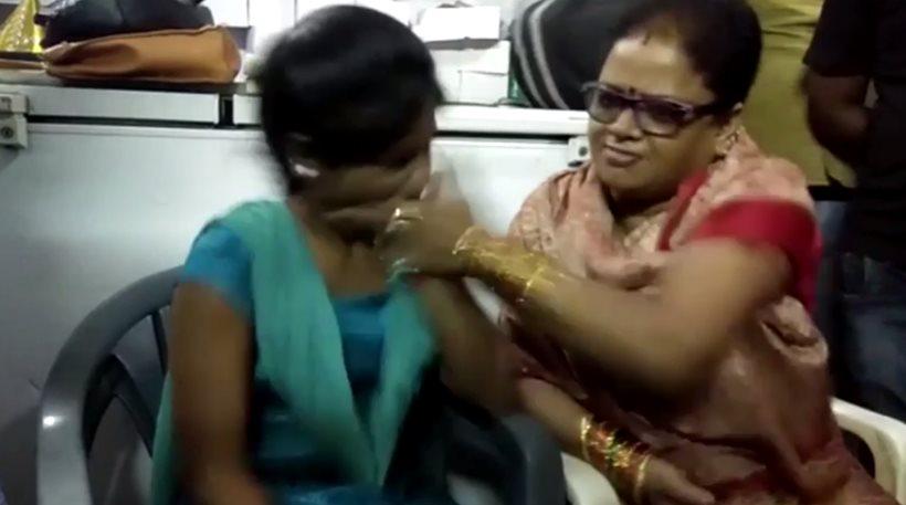 Βίντεο: Ινδή πολιτικός χαστουκίζει κορίτσι επειδή τα έχει με μουσουλμάνο