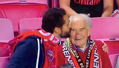 Πήγε παρέα στο γήπεδο με τον 95χρονο παππού του! (video)