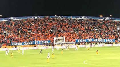 Πανό για τα κλεμμένα Μάρμαρα του Παρθενώνα στο ΑΠΟΕΛ-Τότεναμ (pic)