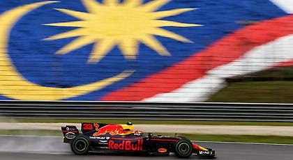 Επέπλευσαν οι Red Bull και οι ρούκι στη βροχή