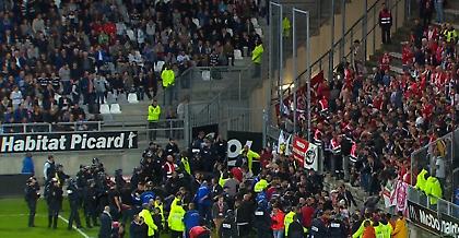 Βίντεο σοκ: Υποχώρησε κιγκλίδωμα και οι οπαδοί της Λιλ βρέθηκαν στο χορτάρι