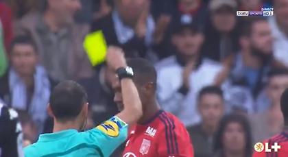 Παίκτης της Λιόν δέχθηκε μία από τις πιο ανόητες κίτρινες κάρτες στην ιστορία! (video)