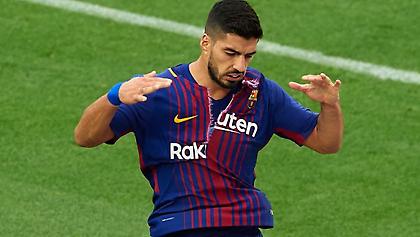 Έξαλλος με την πάρτη του ο Σουάρες, έσκισε τη φανέλα του (video)