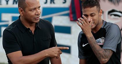 Πατέρας Νεϊμάρ: «Αν ήθελε τη Χρυσή Μπάλα, μπορούσε να την πάρει και στην Μπαρτσελόνα»