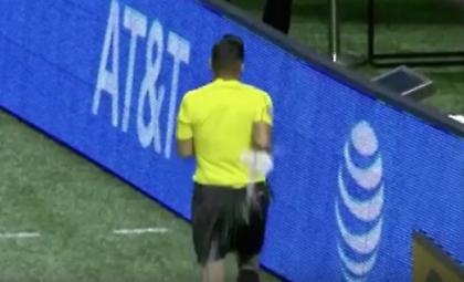 Διαιτητής πήγε να τσεκάρει το VAR και του πέταξαν μπουκάλι (video)