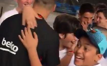 Η έκπληξη του Σουάρες σε μαθητές από την Ουρουγουάη (video)