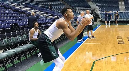 Δεν παίζει στο φιλικό των Μπακς ο Γιάννης