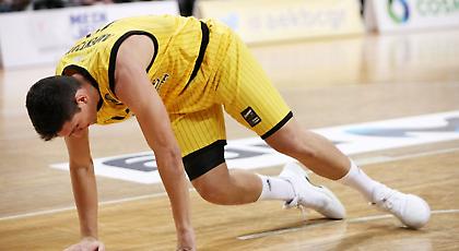 Ζημιά με Λαρεντζάκη στην ΑΕΚ, πήγε στο νοσοκομείο (pics)