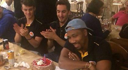 Τούρτα… έκπληξη στον «μπόμπερ» Κίκι Κλαρκ (pics)