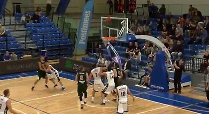 Τρίποντο με… αναρρίχηση από τον Λέισι (video)