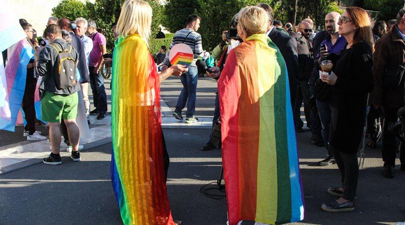 Reuters: Το νομοσχέδιο για την αλλαγή φύλου από τα 15 προκαλεί ρωγμές στον κυβερνητικό συνασπισμό